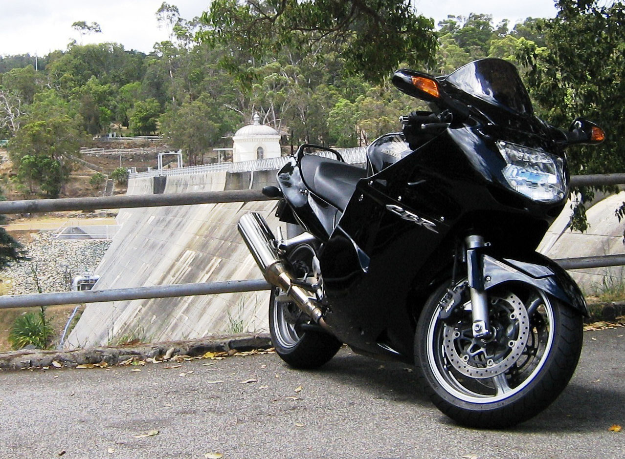 Honda blackbird engine oil capacity