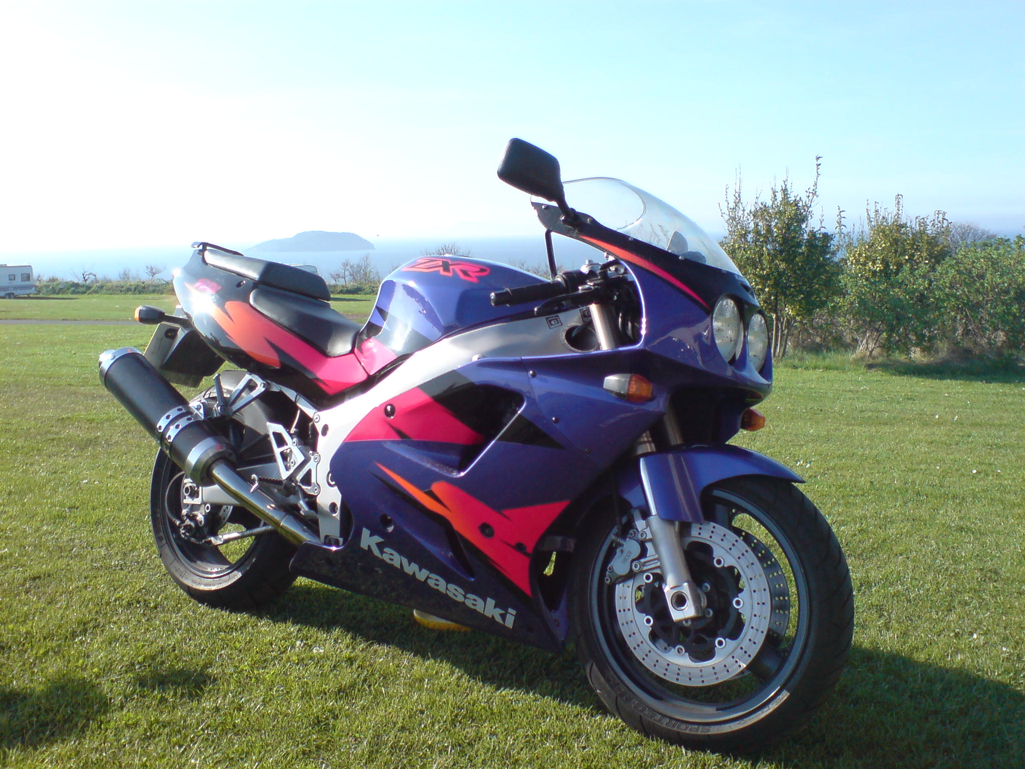 The Kawasaki ZXR 750 Ninja (ZX 750 L1) at MotorBikeSpecs.net, the Motorcycle Specification Database