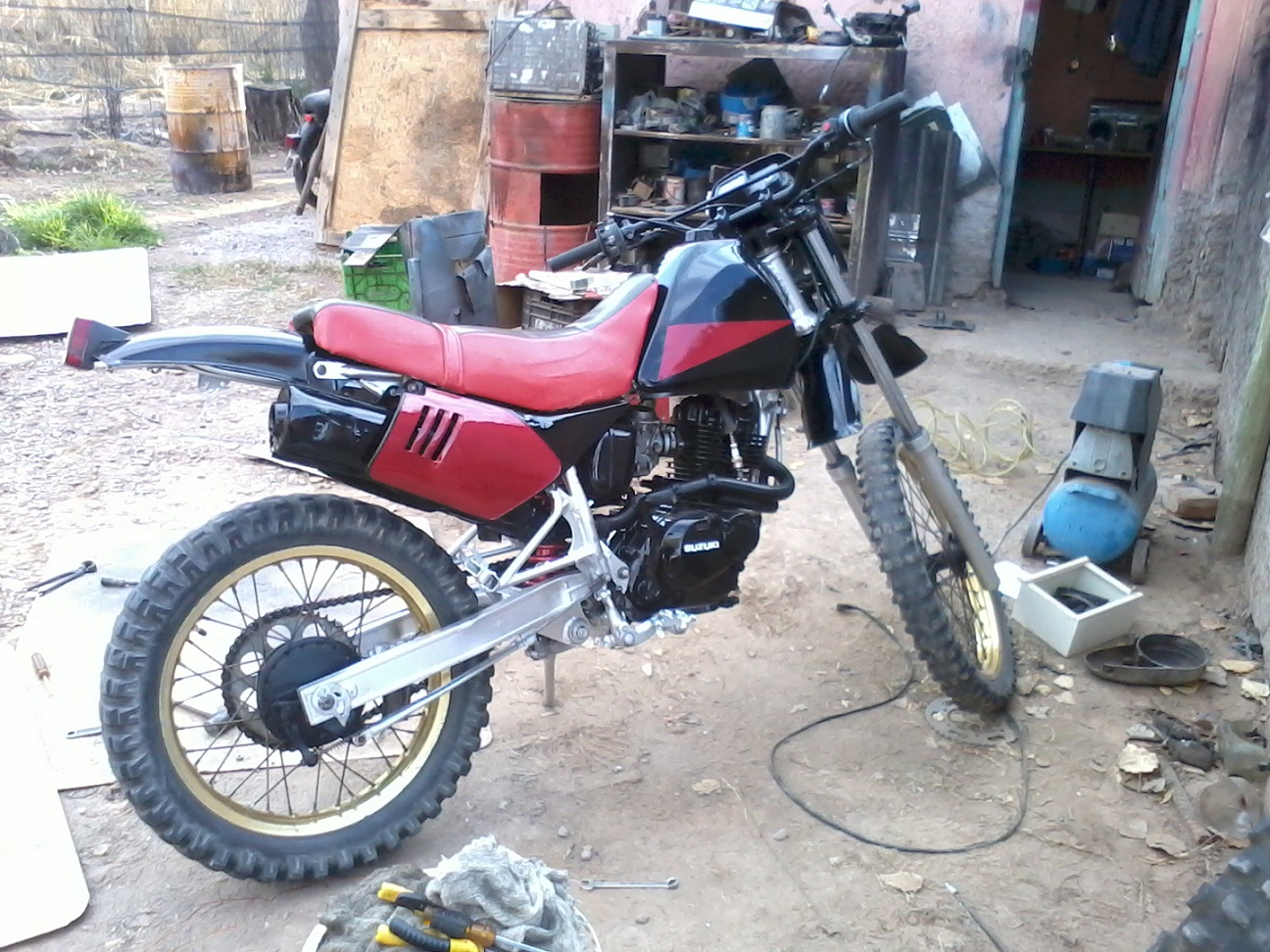 The Suzuki 200 at MotorBikeSpecs.net, the Motorcycle Specification Database