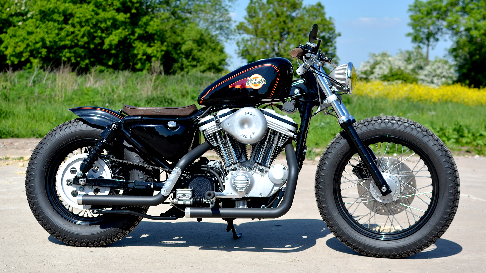The Harley Davidson 883 at MotorBikeSpecs the Motorcycle Specification Database