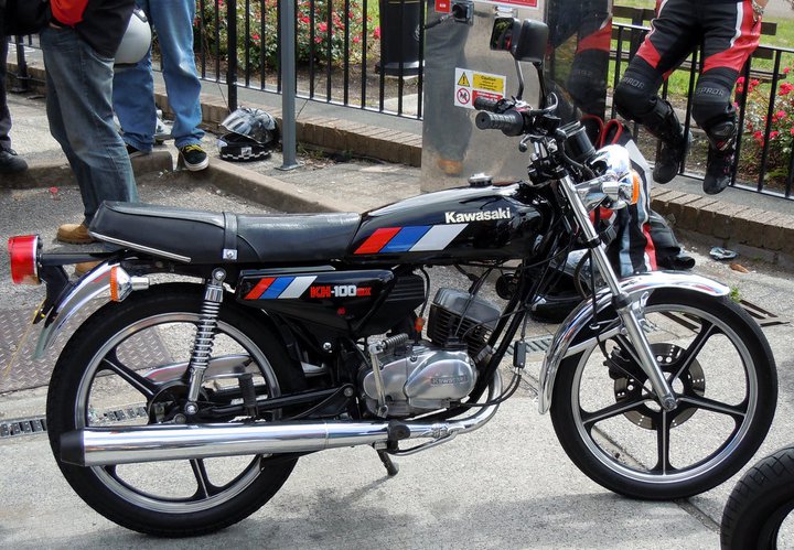The Kawasaki 100 at MotorBikeSpecs the Motorcycle Specification Database