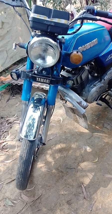The Suzuki 100 at MotorBikeSpecs the Motorcycle Specification Database